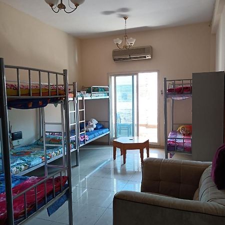 Omar Vacation Hostel Дубай Екстериор снимка