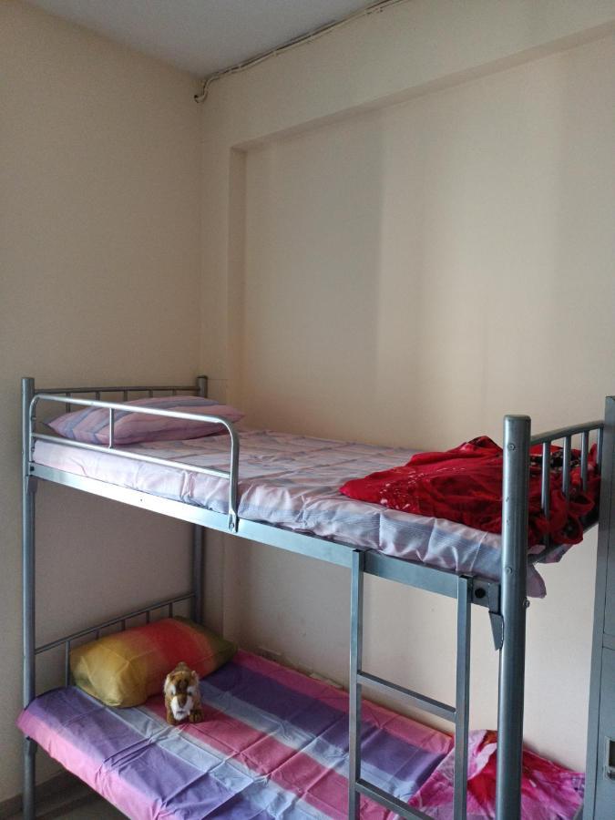 Omar Vacation Hostel Дубай Екстериор снимка