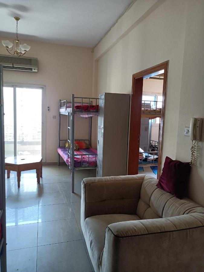 Omar Vacation Hostel Дубай Екстериор снимка