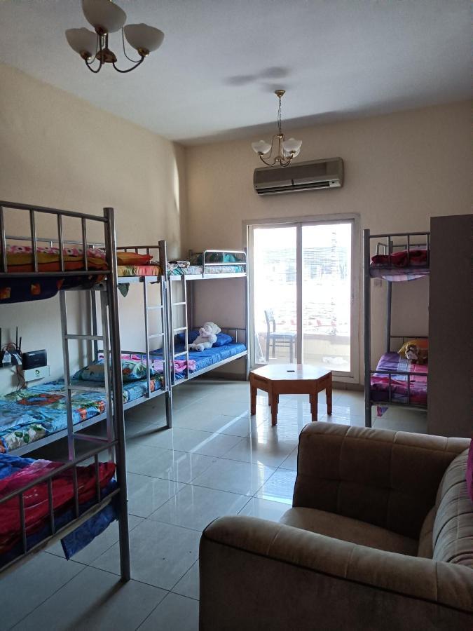 Omar Vacation Hostel Дубай Екстериор снимка