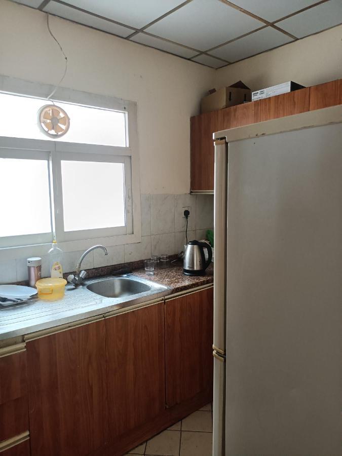 Omar Vacation Hostel Дубай Екстериор снимка