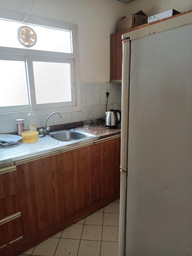 Omar Vacation Hostel Дубай Екстериор снимка